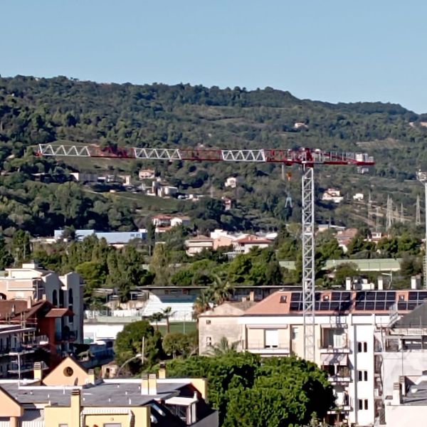Gru a torre TLX 1035 su struttura in acciaio